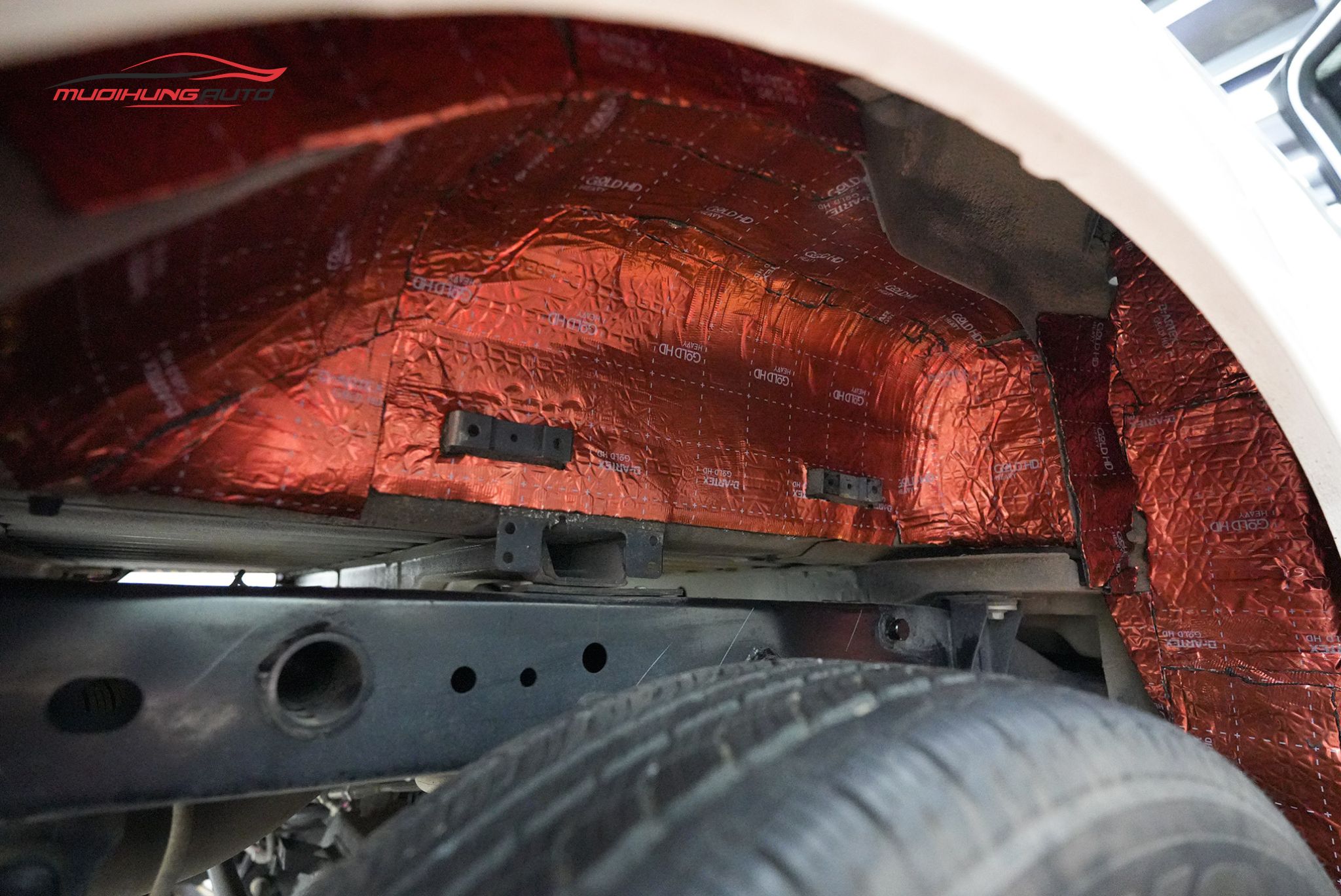 Cách âm hốc bánh cho xe Nissan Navara 2022