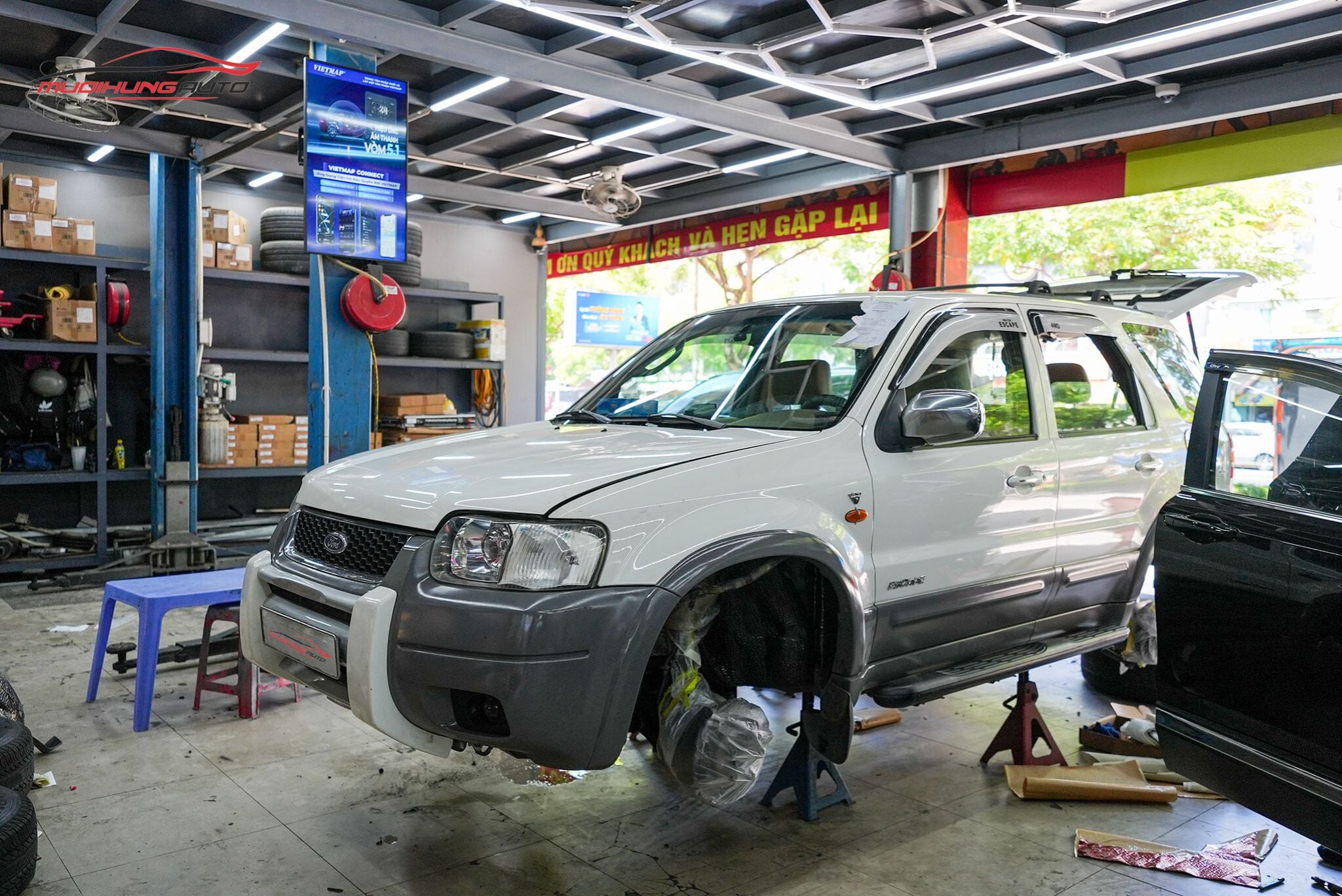 Cách âm hốc bánh Ford Escape 2002