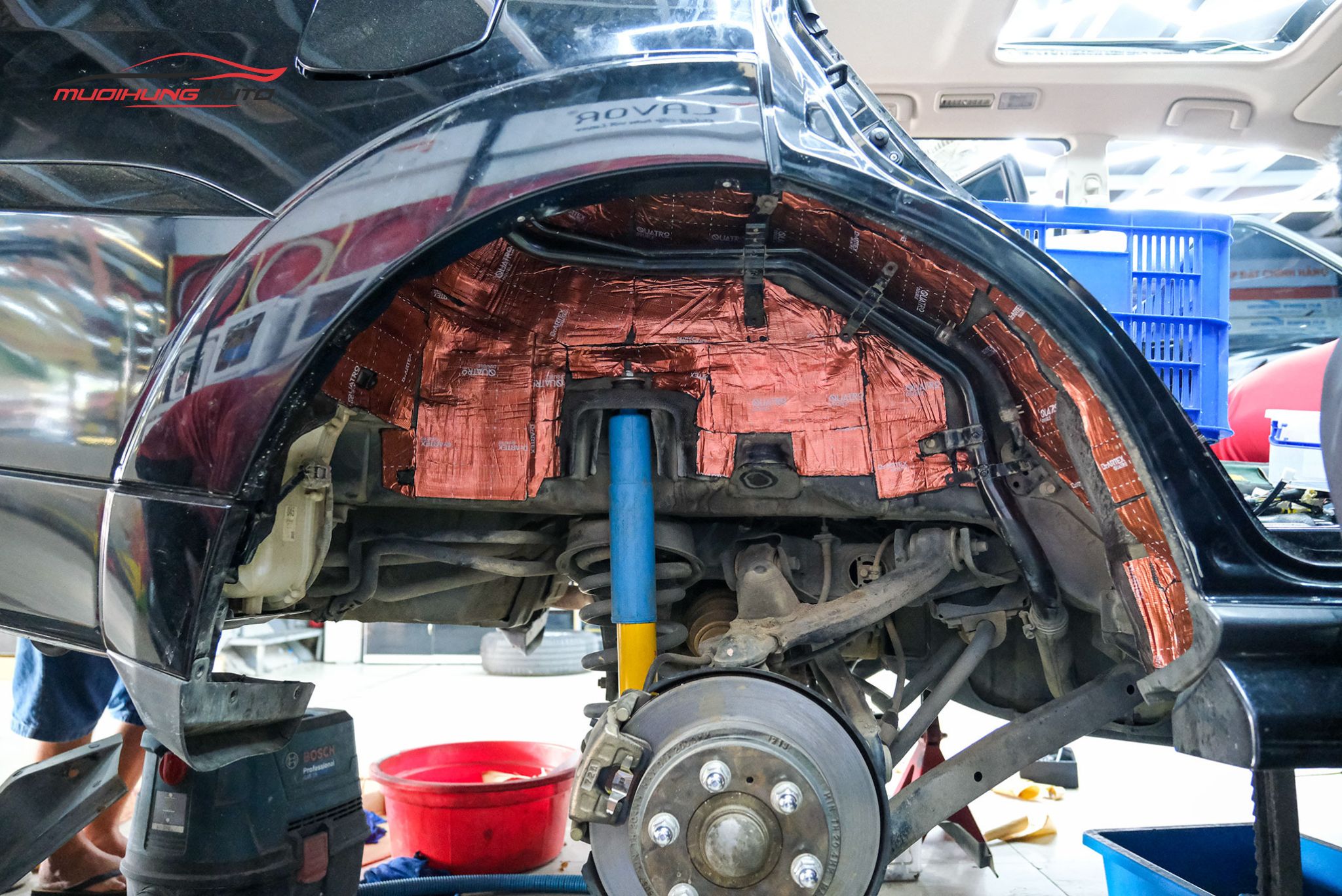 Cách âm hốc bánh Mitsubishi Pajero 2017