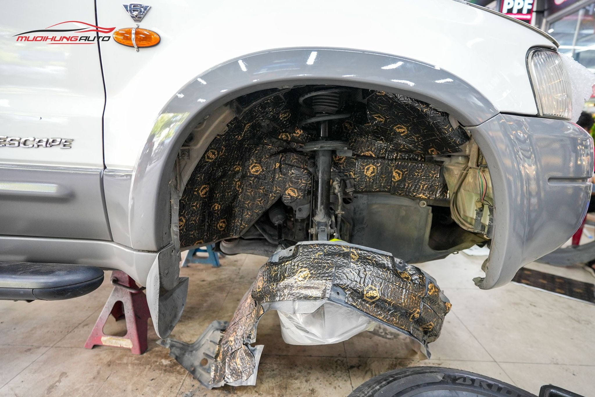 Cách âm hốc bánh ô tô Ford Escape 2002