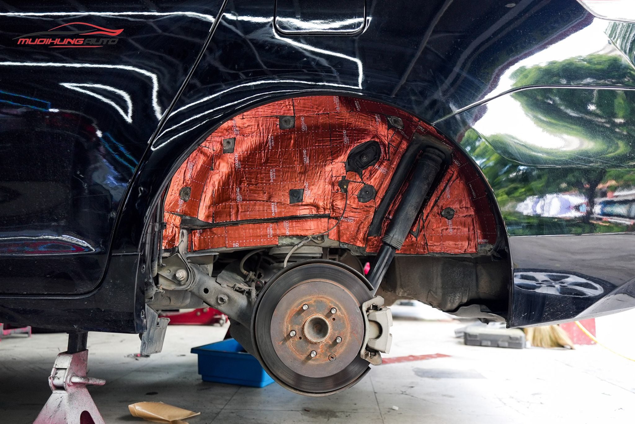 Cách âm hốc bánh Toyota Sienna 2011
