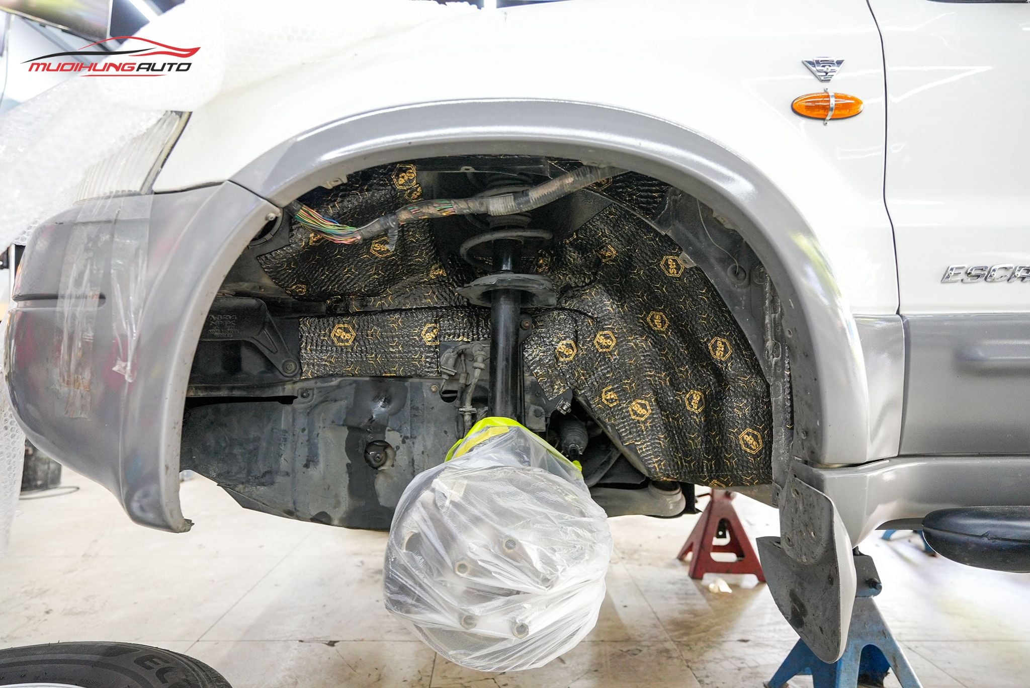 Cách âm hốc bánh xe Ford Escape 2002