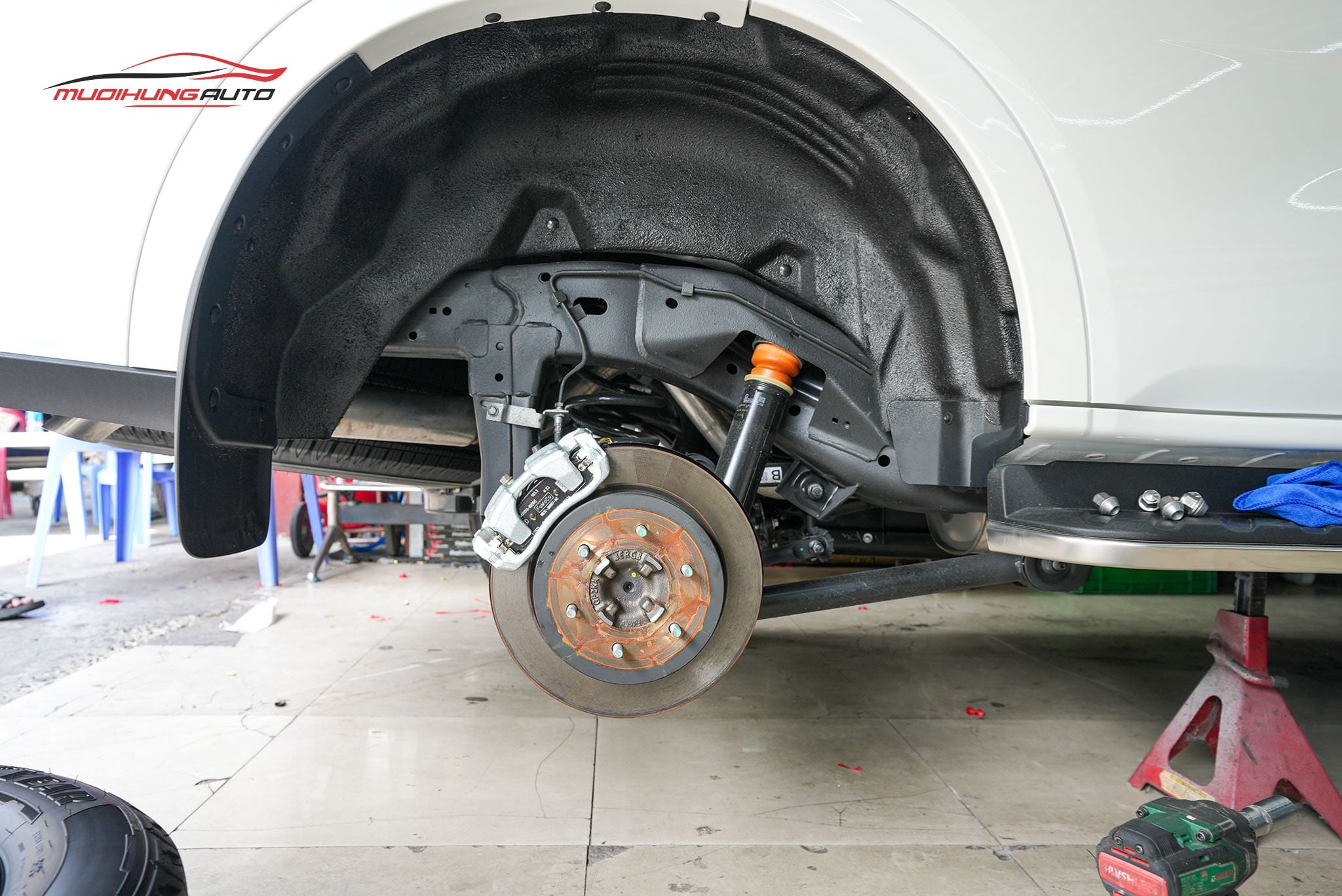 Cách âm hốc bánh xe Ford Everest 2023