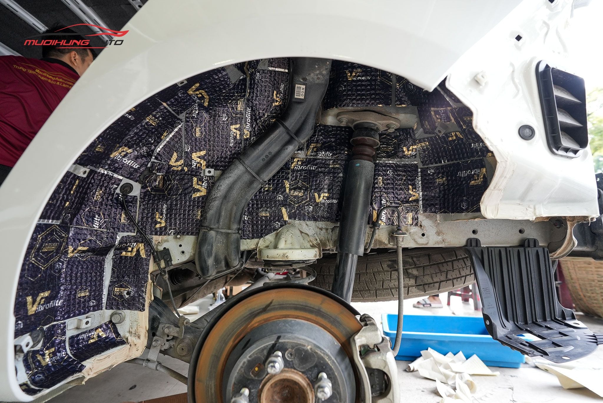 Cách âm hốc bánh xe Kia Rondo 2015