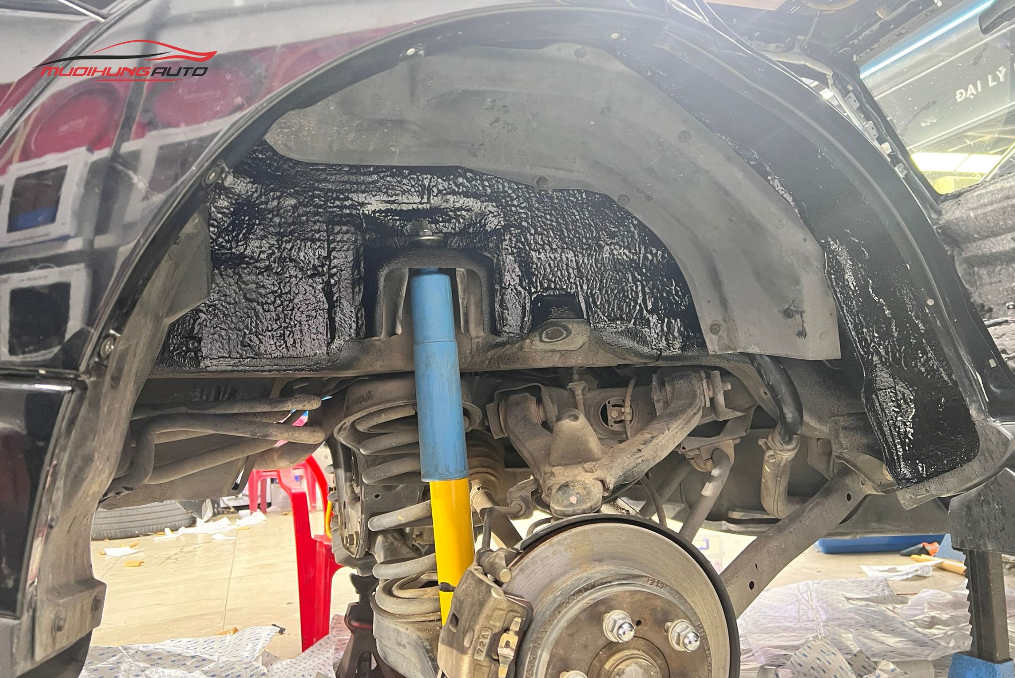 Cách âm hốc bánh xe Mitsubishi Pajero 2017