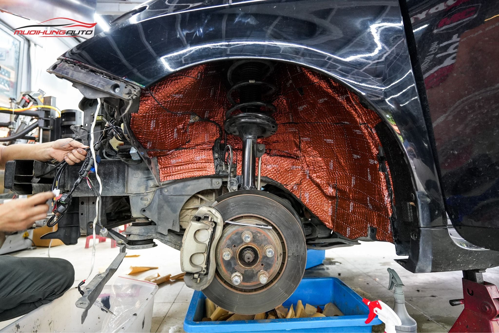 Cách âm hốc bánh xe Toyota Sienna 2011