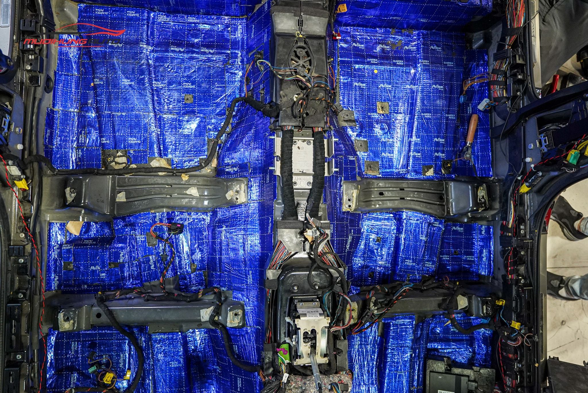 Cách âm sàn xe Bentley 2009