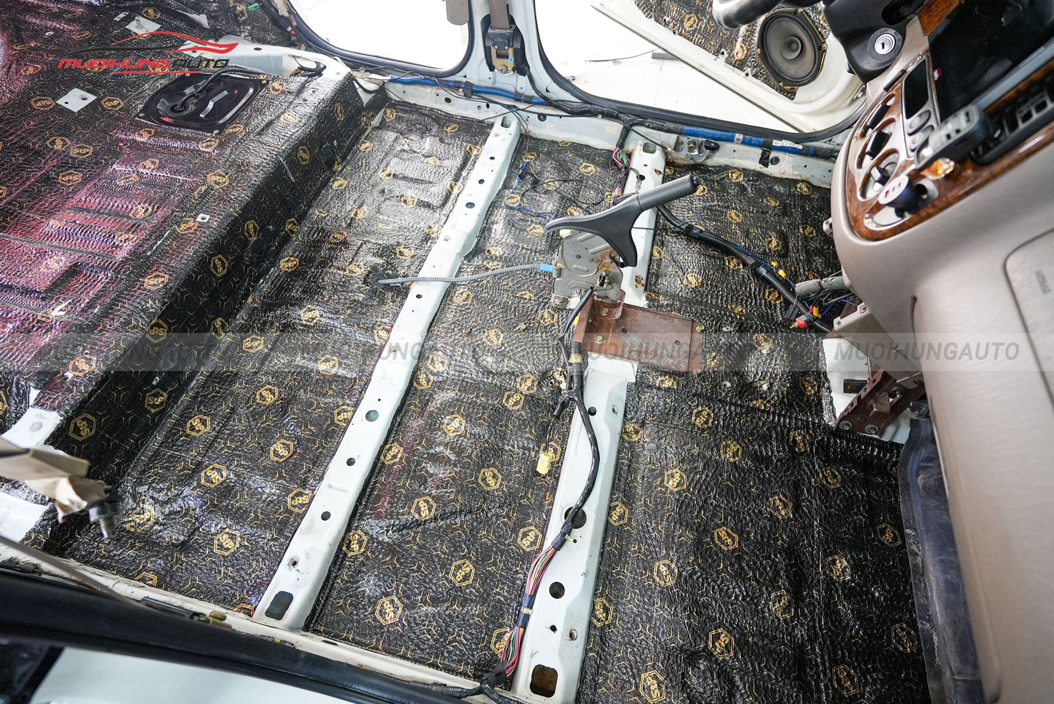 Cách âm sàn xe cho Mitsubishi Outlander 2020