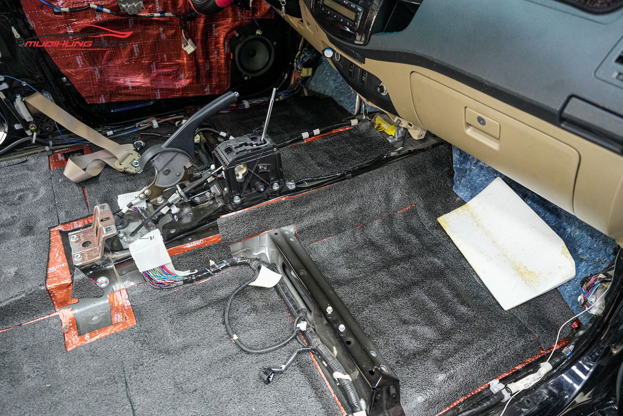 Cách âm sàn xe cho ô tô Toyota Fortuner 2015