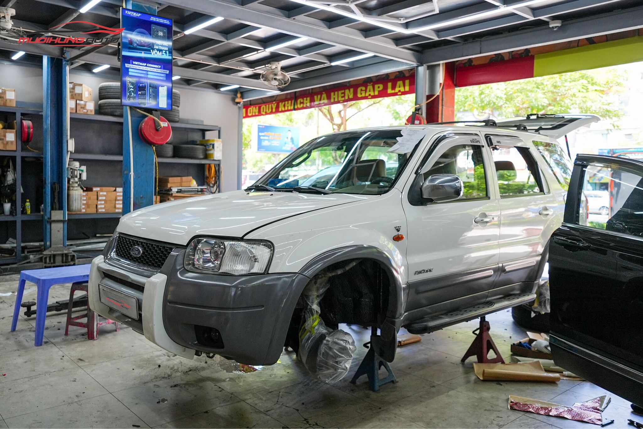 Cách âm sàn xe Ford Escape 2002