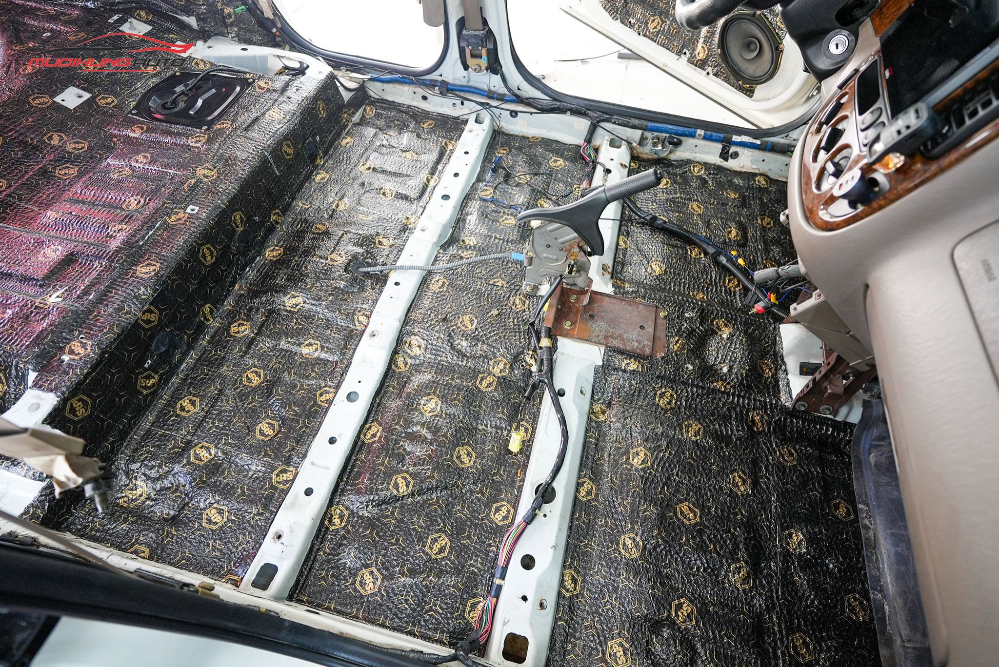 Cách âm sàn xe hơi Ford Escape 2002