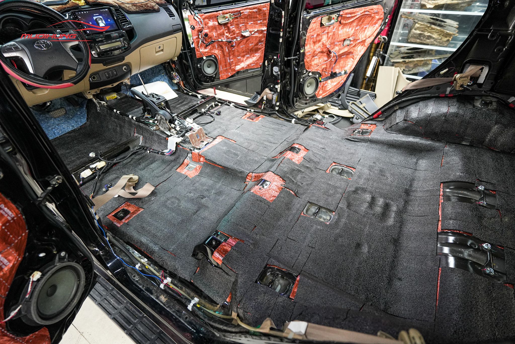 Cách âm sàn xe hơi Toyota Fortuner 2015