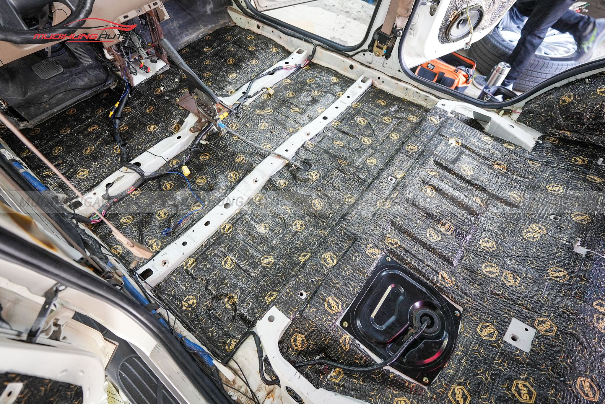 Cách âm sàn xe Mitsubishi Outlander 2020