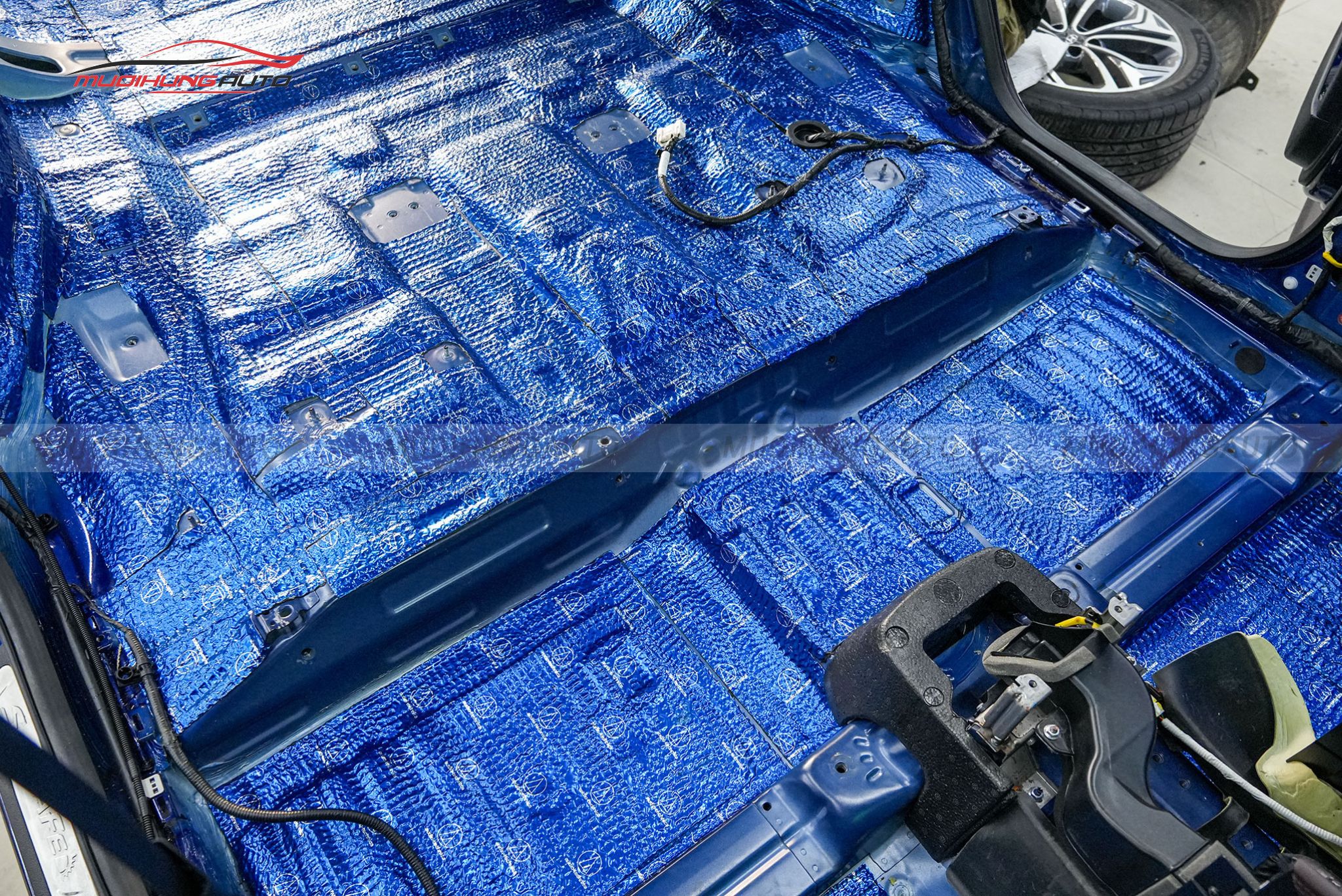 Cách âm sàn xe ô tô Hyundai Santafe 2019