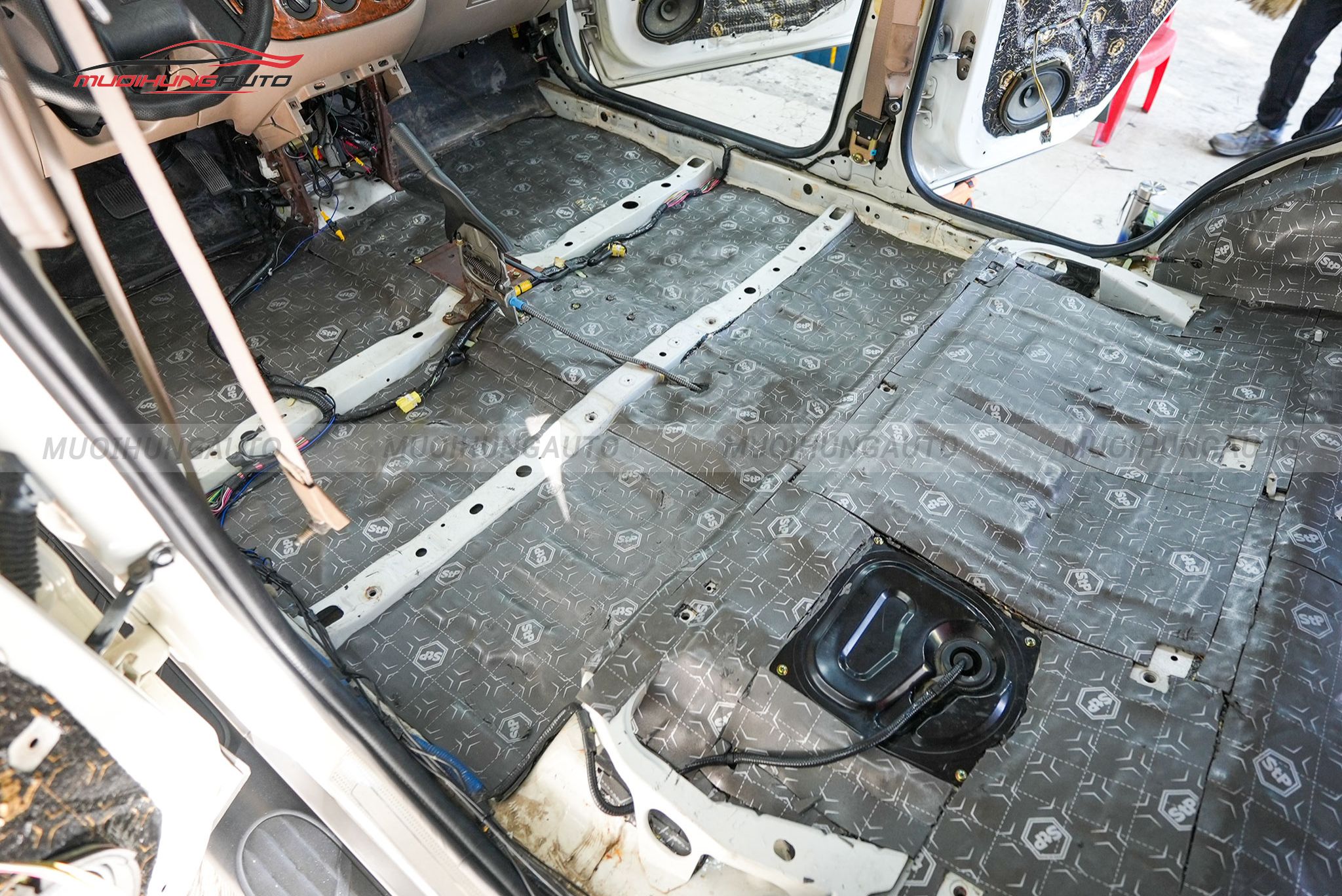 Cách âm sàn xe ô tô Mitsubishi Outlander 2020