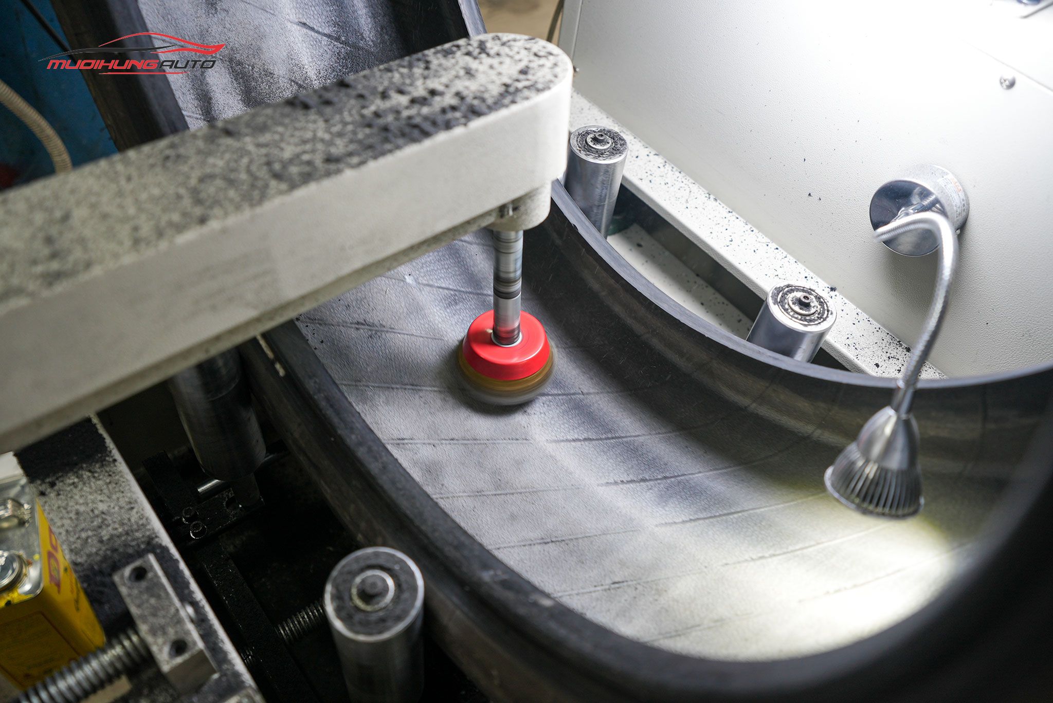 Cận cảnh xử lý lốp trước khi tráng