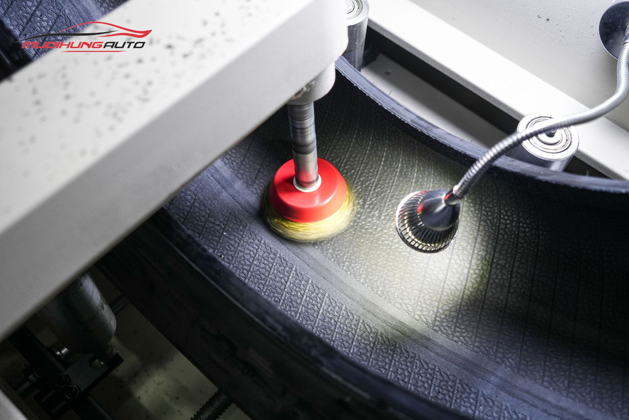 Cận cảnh lốp được xử lý trước khi tráng