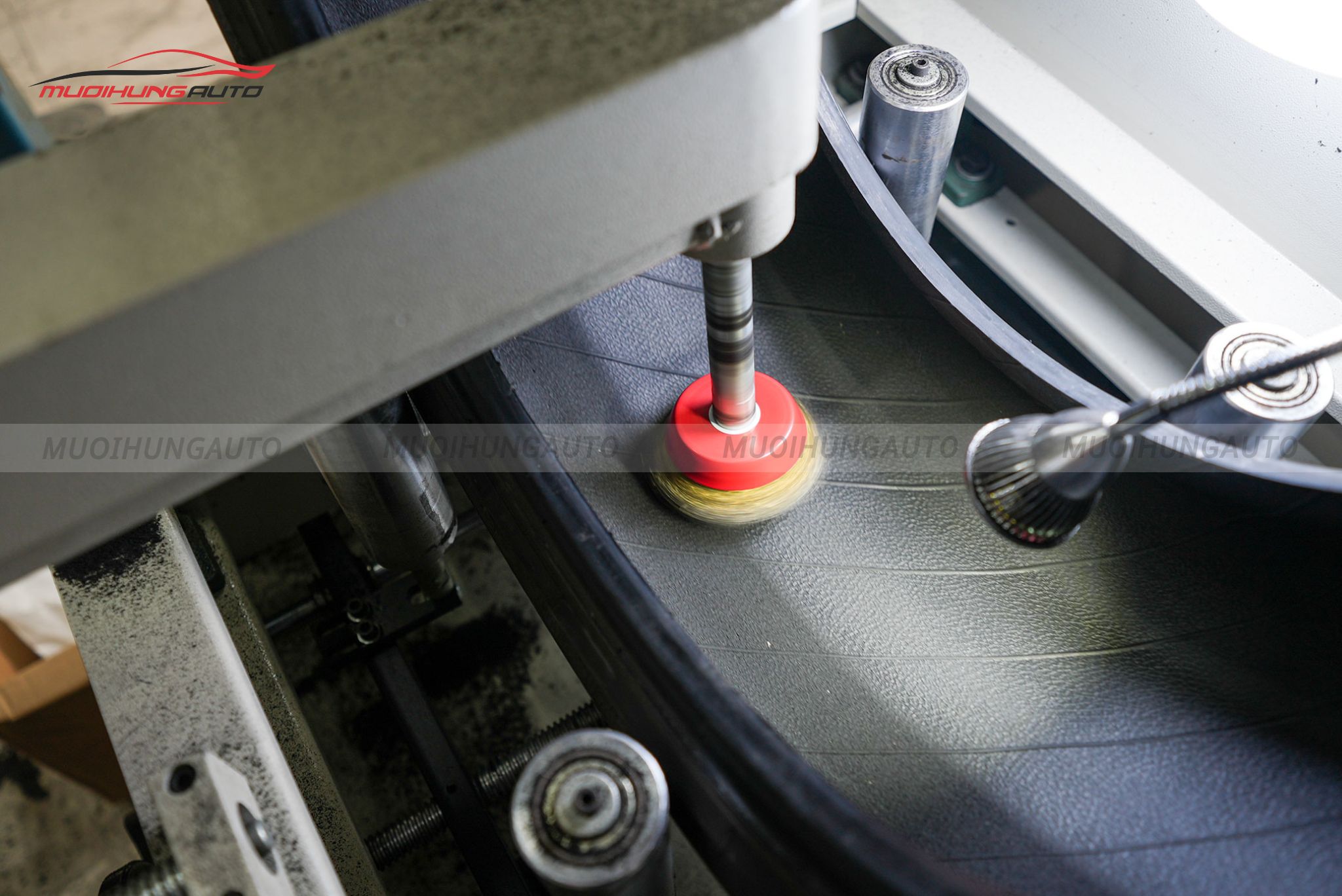 Cận cảnh lốp được xử lý trước khi tráng