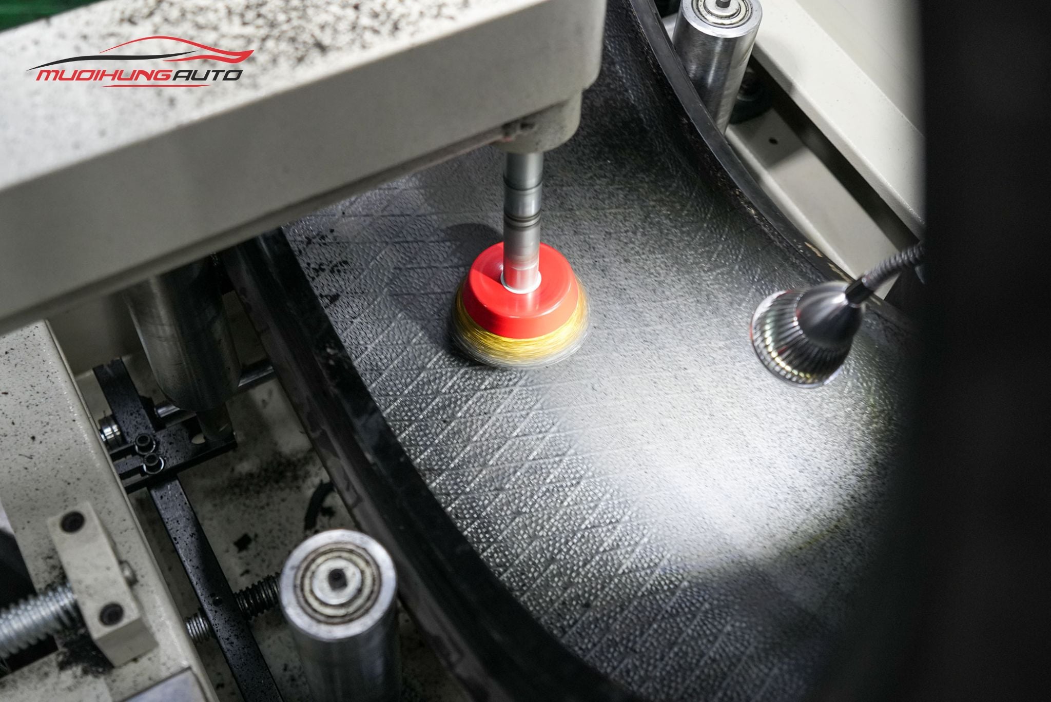 Cận cảnh lốp được xử lý trước khi tráng