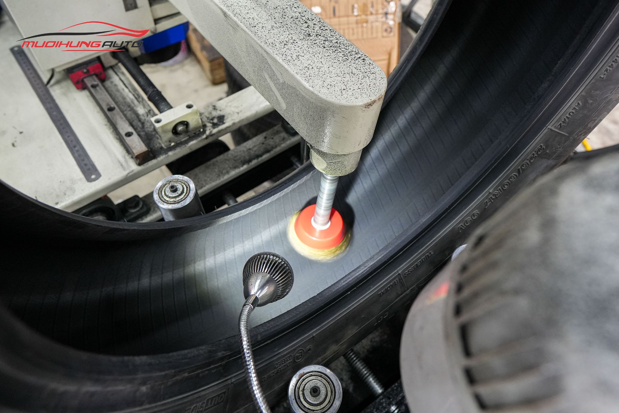 Cận cảnh lốp được xử lý trước khi tráng