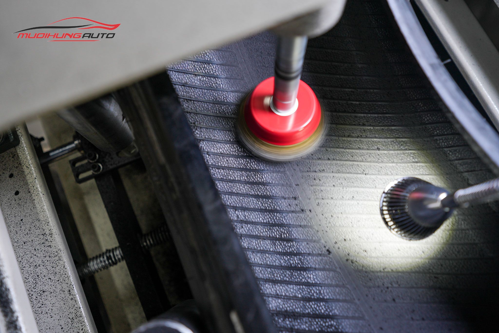 Cận cảnh lốp được xử lý trước khi tráng