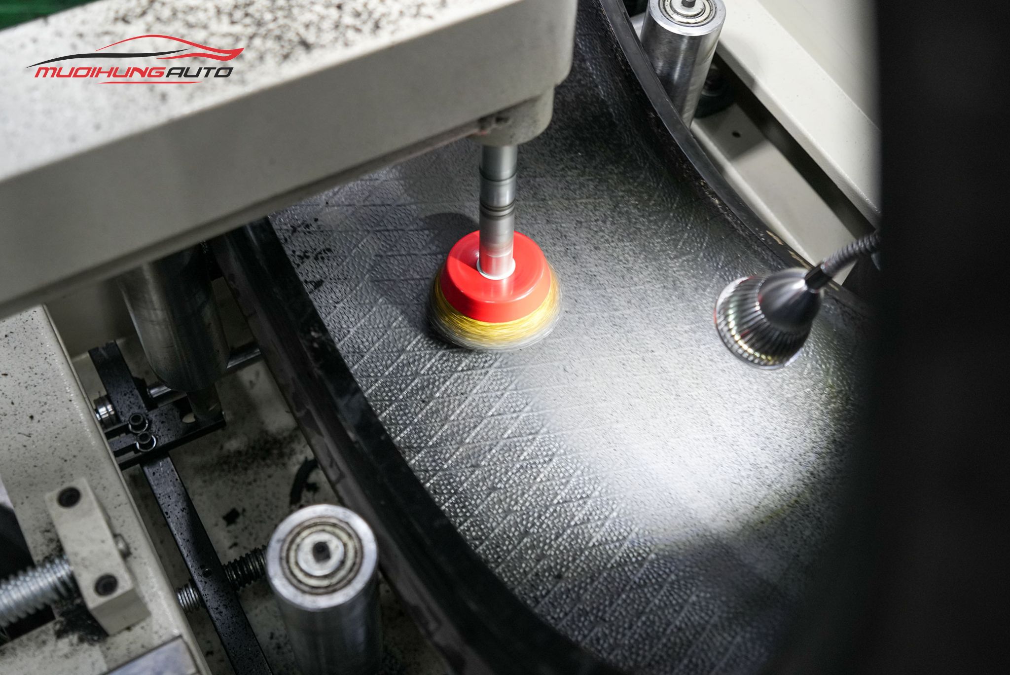 Cận cảnh lốp được xử lý trước khi tráng