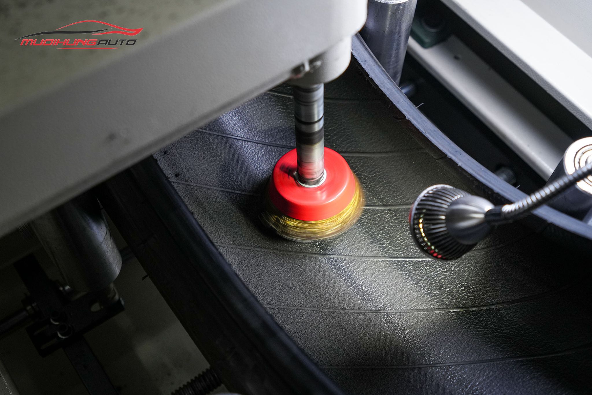 Cận cảnh lốp được xử lý trước khi tráng