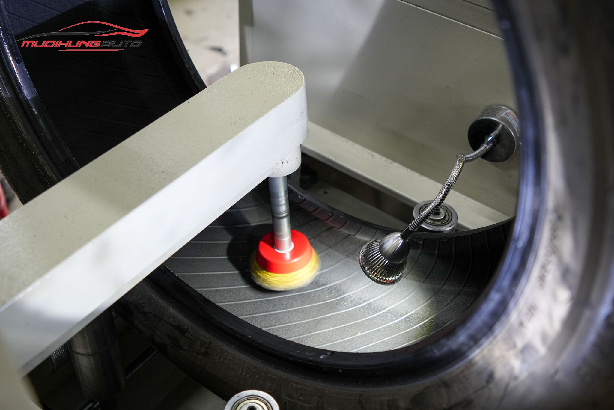 Cận cảnh lốp được xử lý trước khi tráng