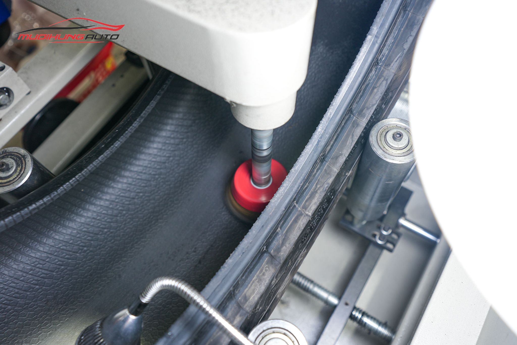 Cận cảnh lốp được xử lý trước khi tráng