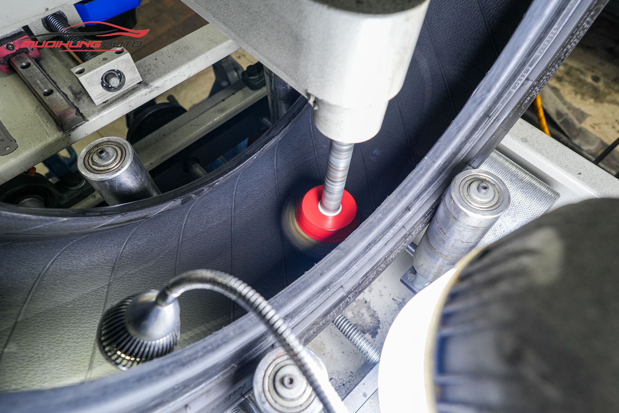 Cận cảnh lốp được xử lý trước khi tráng