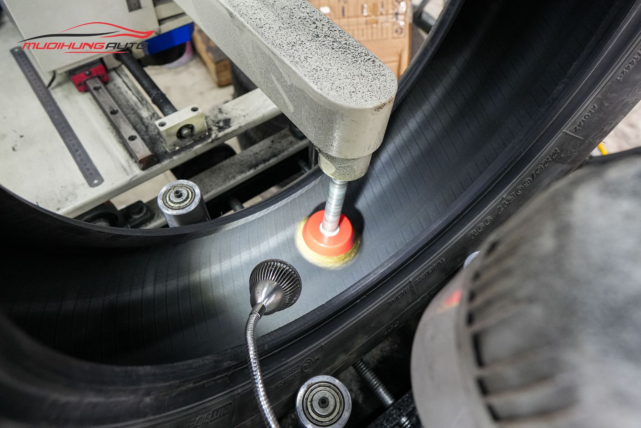 Cận cảnh lốp được xử lý trước khi tráng