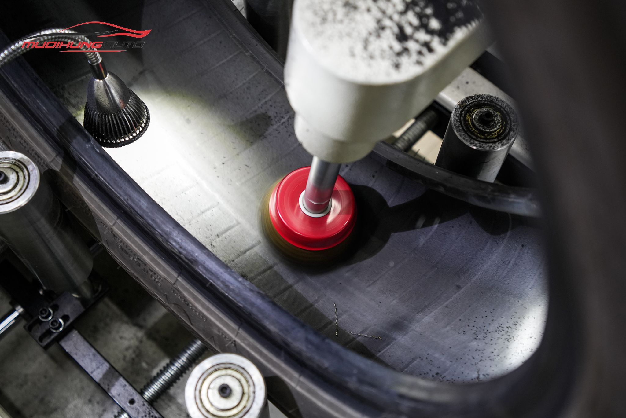 Cận cảnh lốp được xử lý trước khi tráng