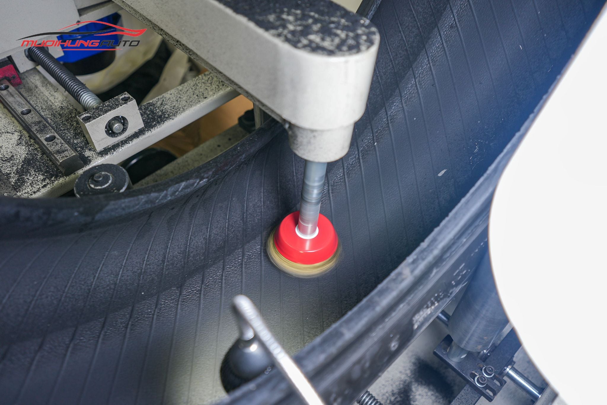 Cận cảnh lốp được xử lý trước khi tráng