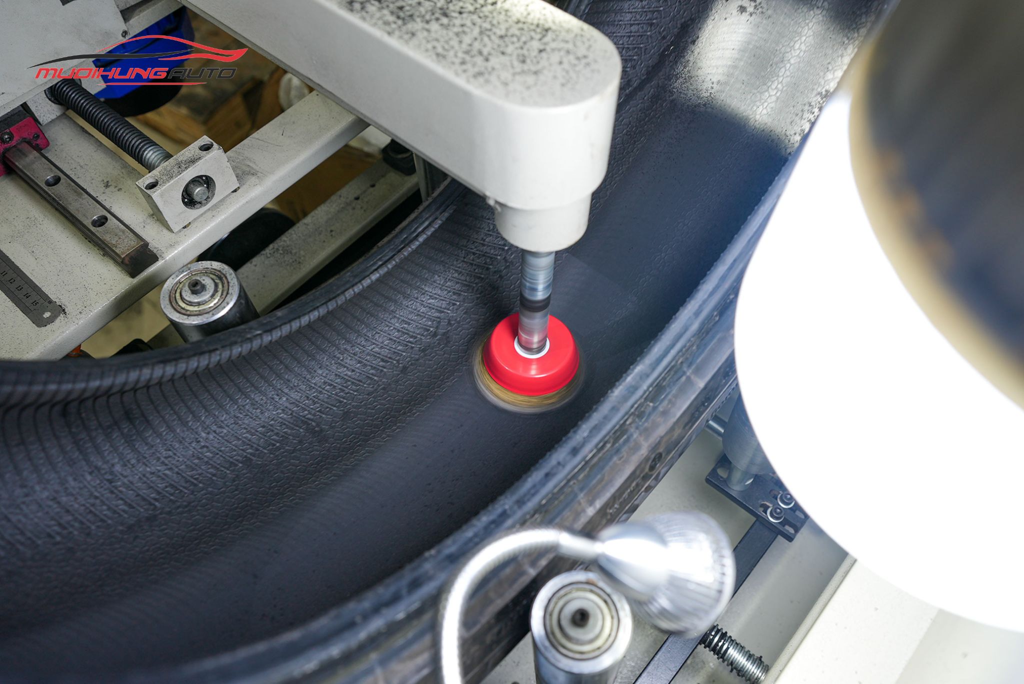 Cận cảnh lốp được xử lý trước khi tráng