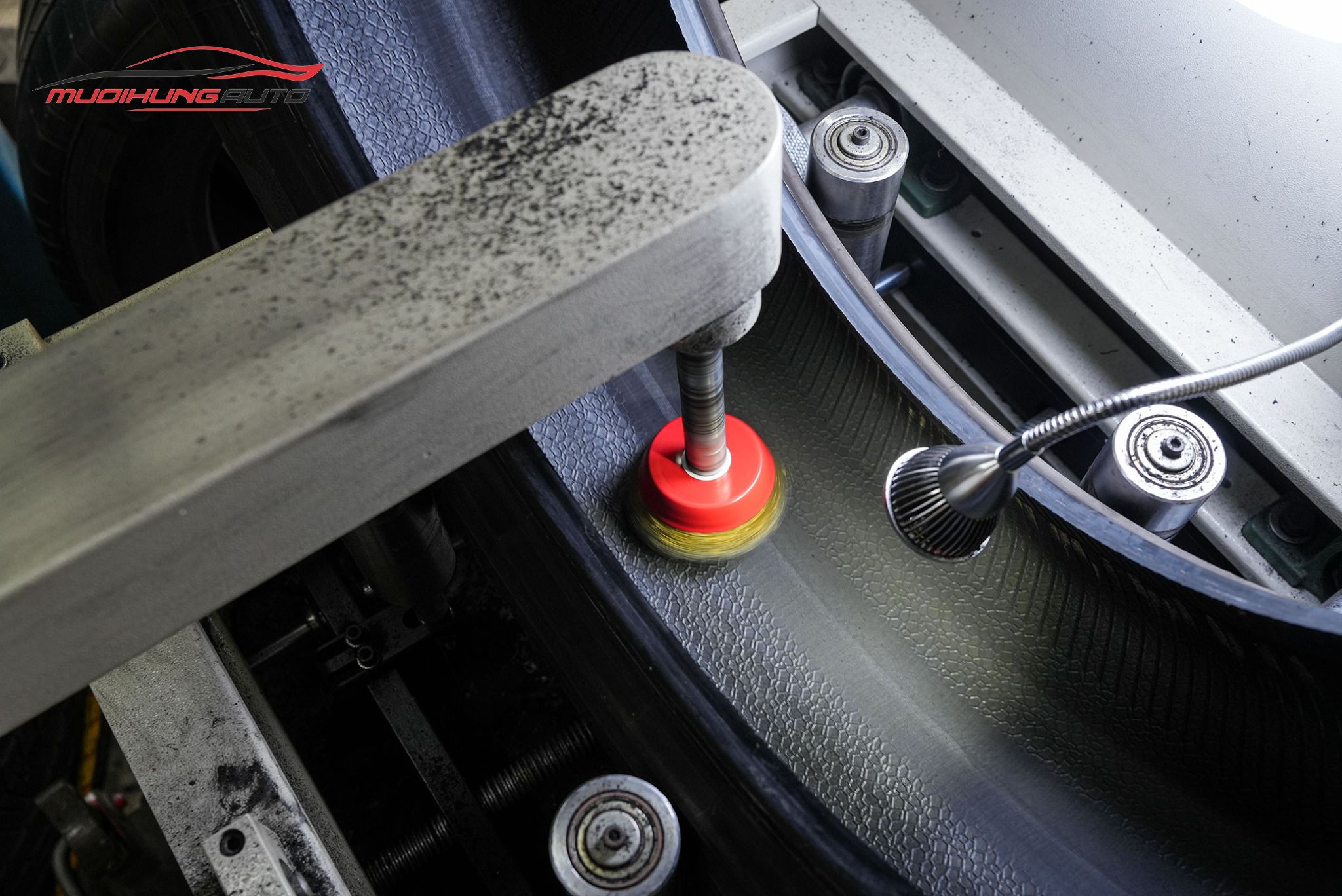 Cận cảnh lốp được xử lý trước khi tráng