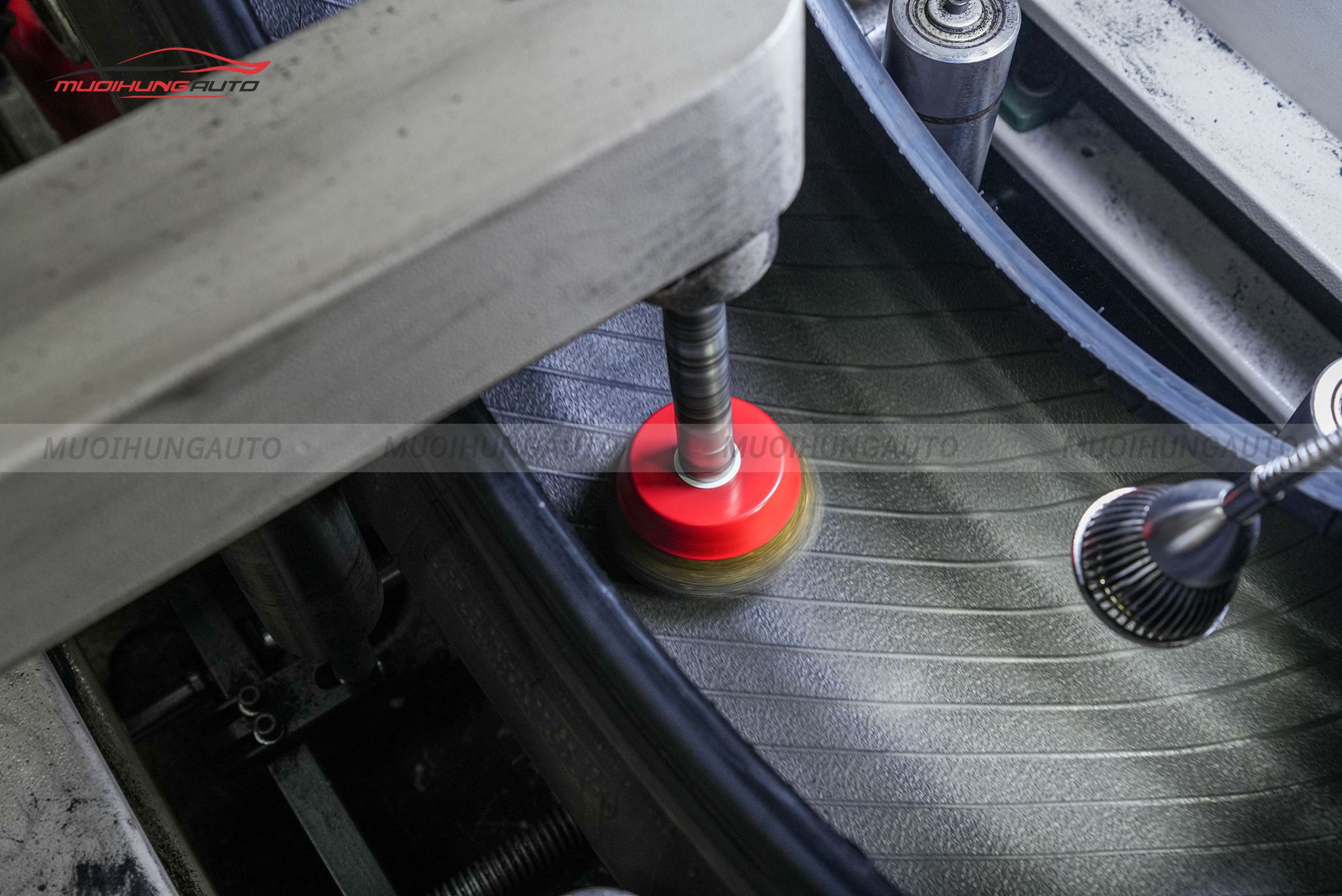 Cận cảnh lốp được xử lý trước khi tráng