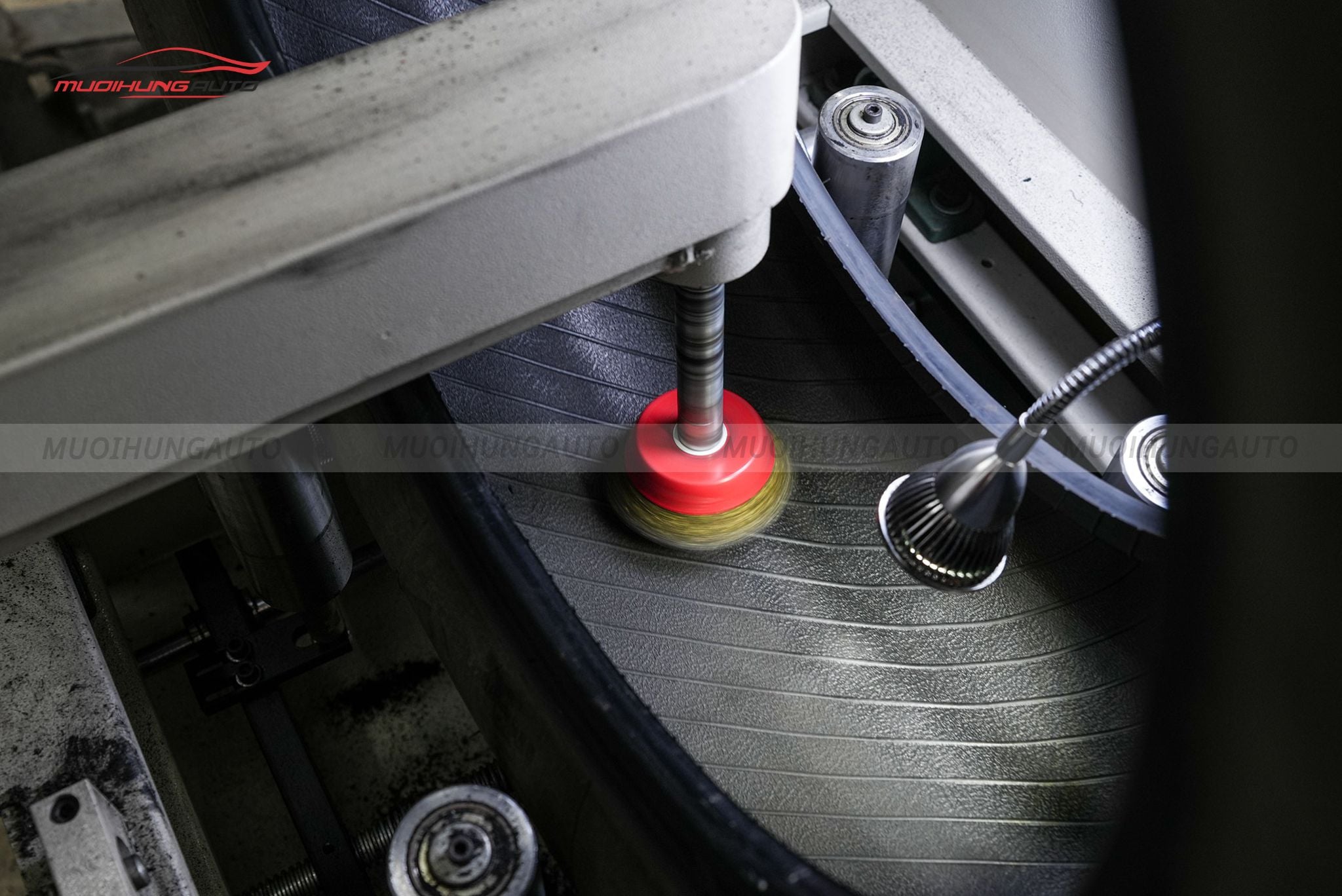 Cận cảnh lốp được xử lý trước khi tráng