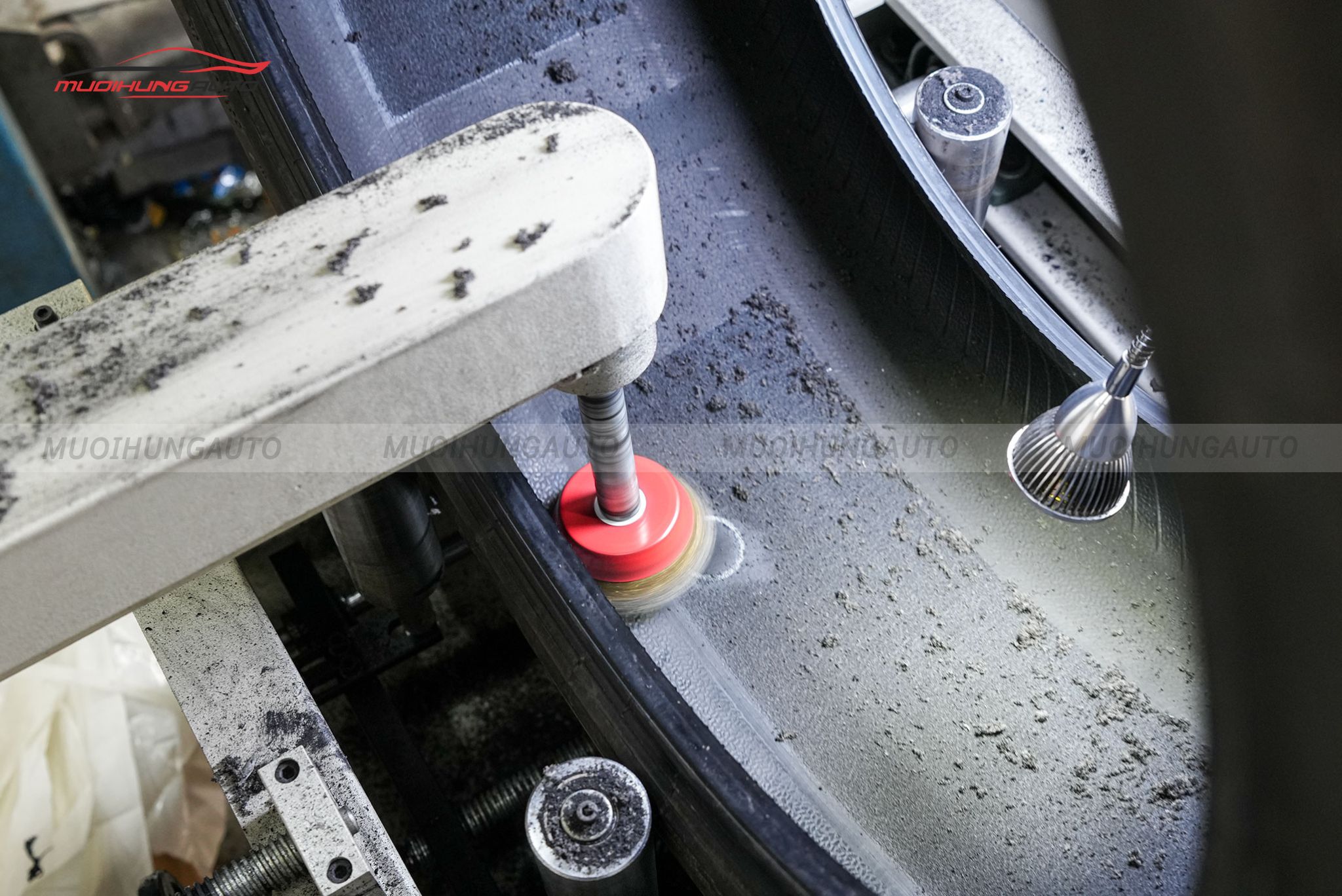 Cận cảnh lốp được xử lý trước khi tráng