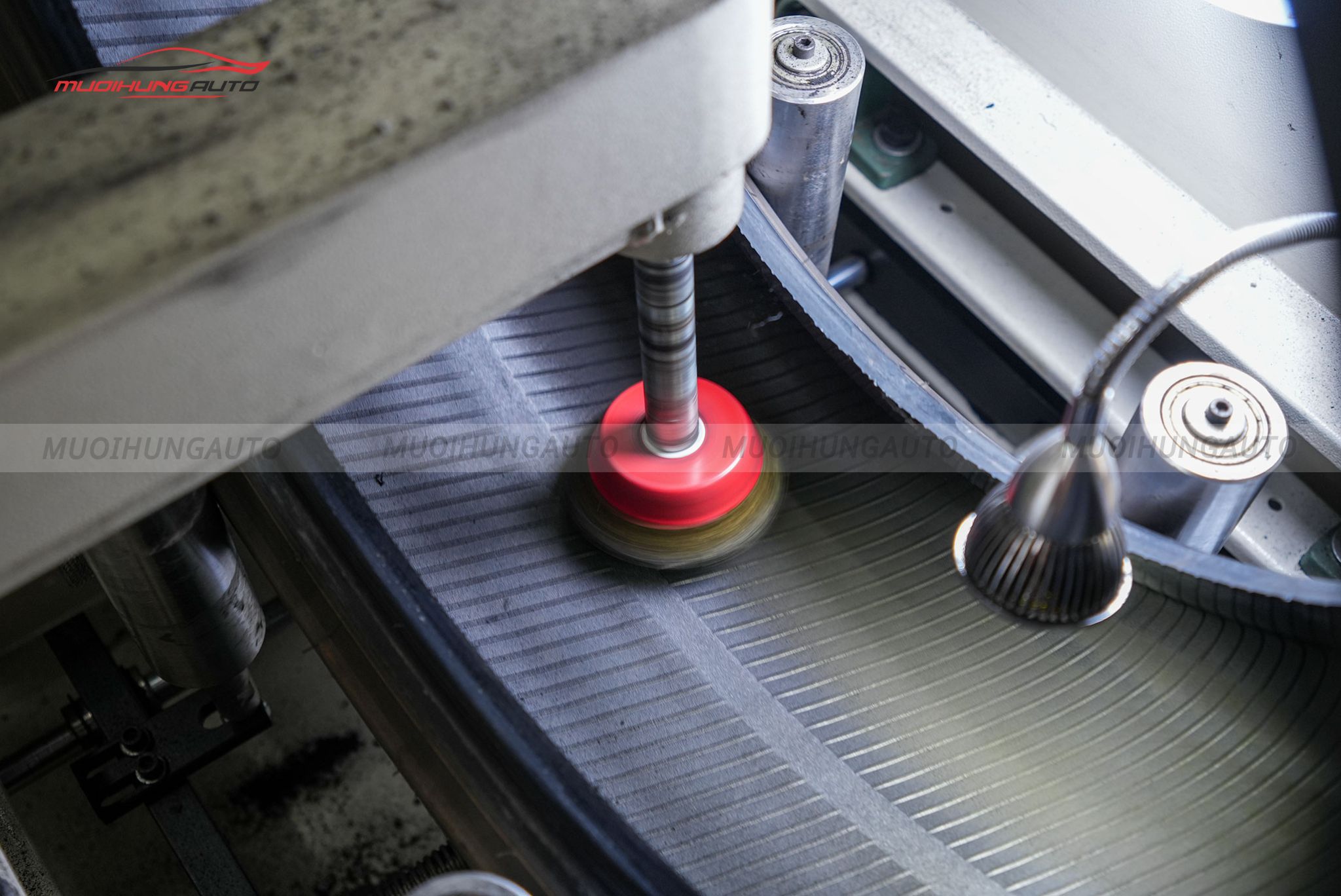 Cận cảnh lốp được xử lý trước khi tráng