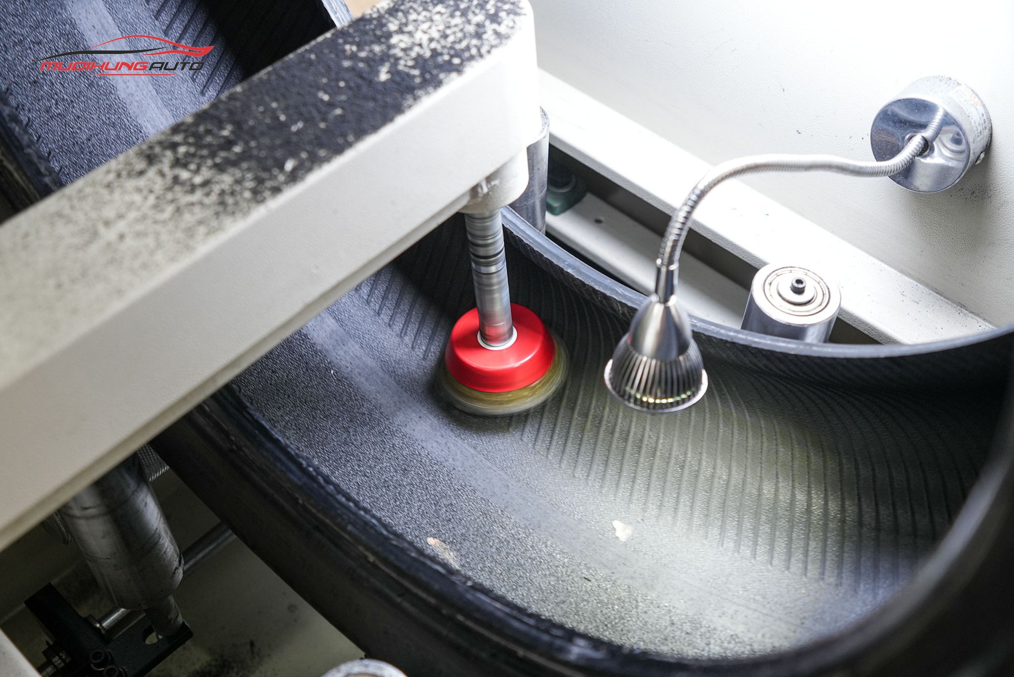 Cận cảnh xử lý lốp trước khi tráng