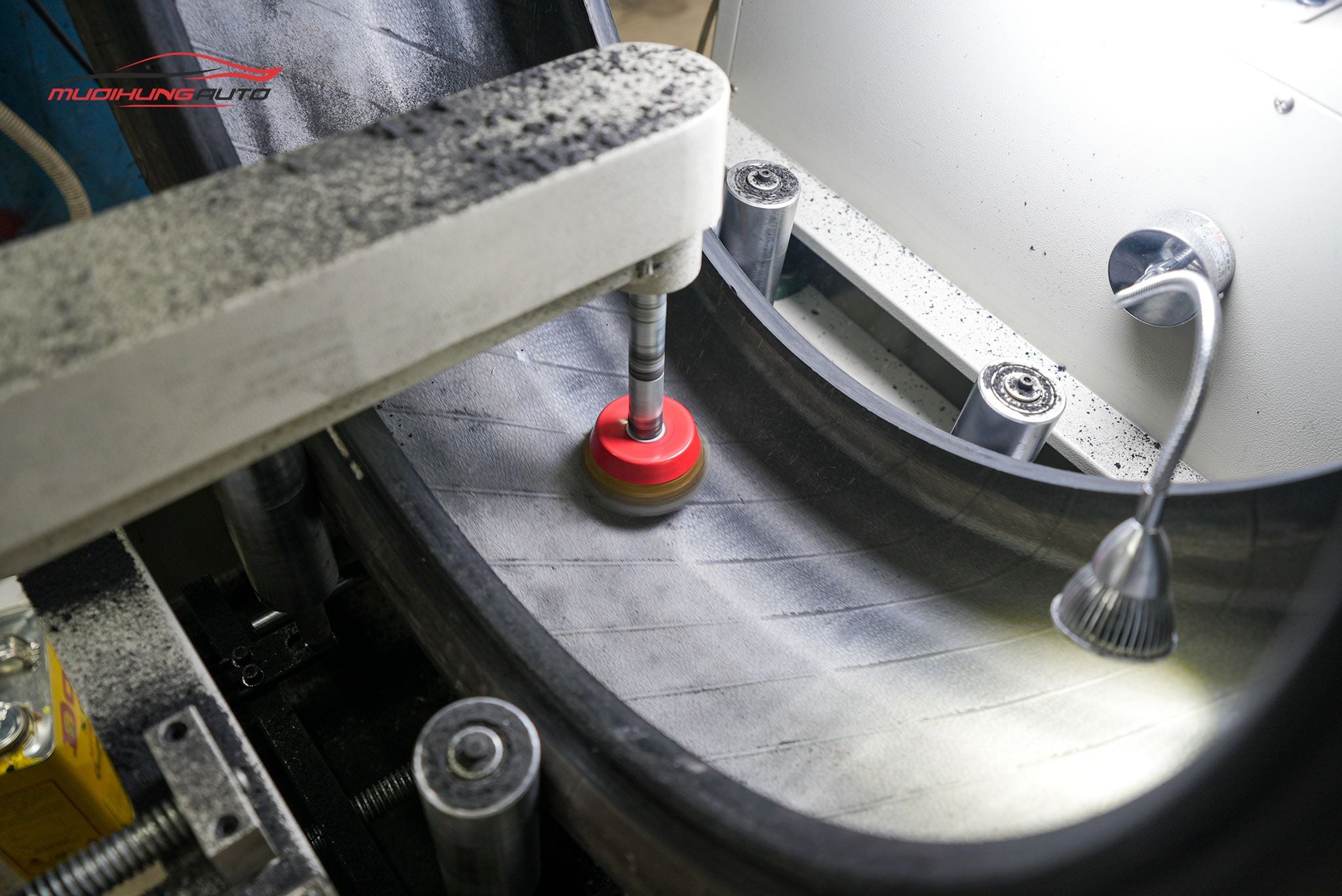 Cận cảnh xử lý lốp trước khi tráng