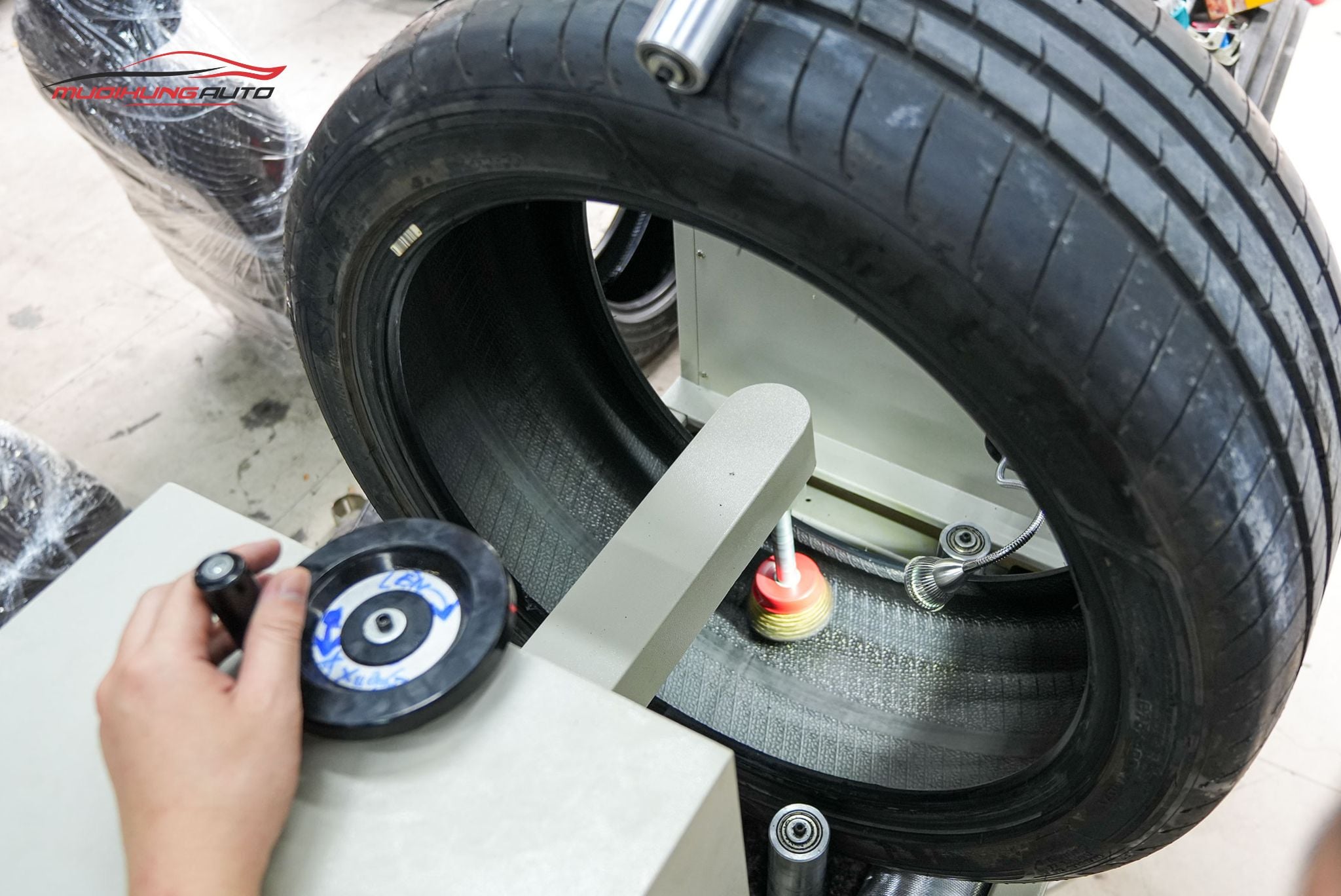 Cận cảnh xử lý lốp trước khi tráng