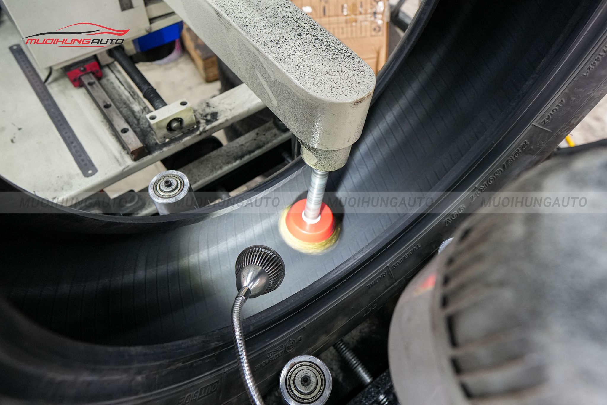 Cận cảnh xử lý lốp trước khi tráng