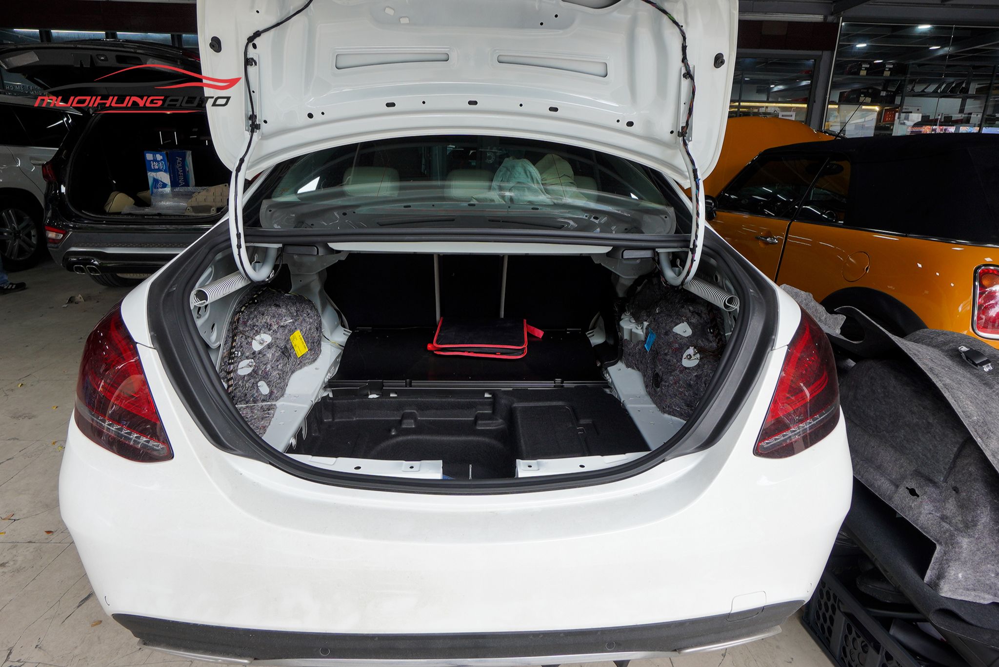 Cốp cơ nguyên bản Mercedes C180 AMG