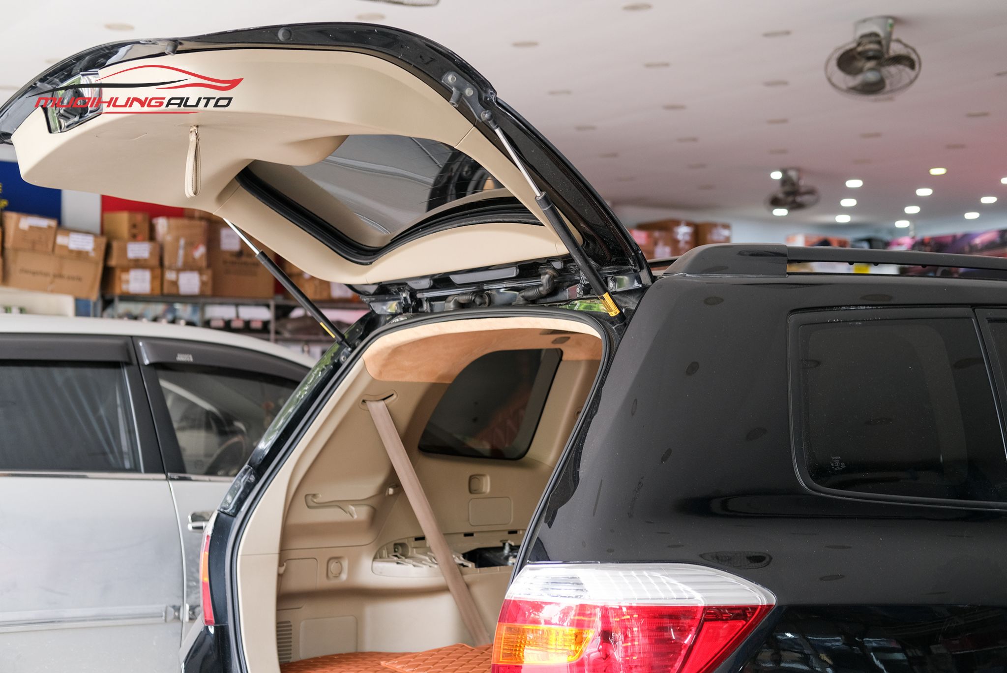 Cốp cơ nguyên bản Toyota Highlander