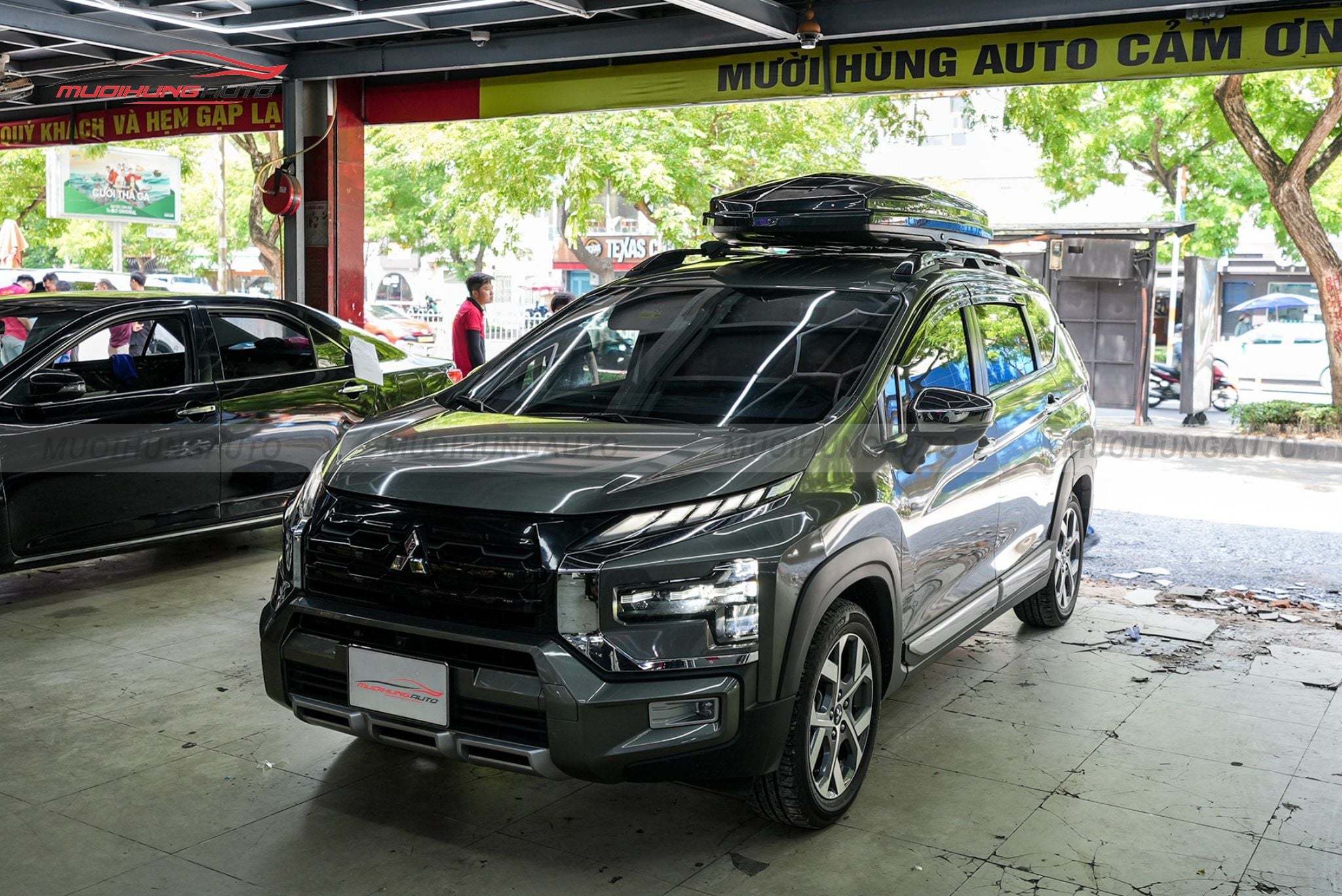 Cốp nóc phi thuyền Mitsubishi Xpander Cross 2024