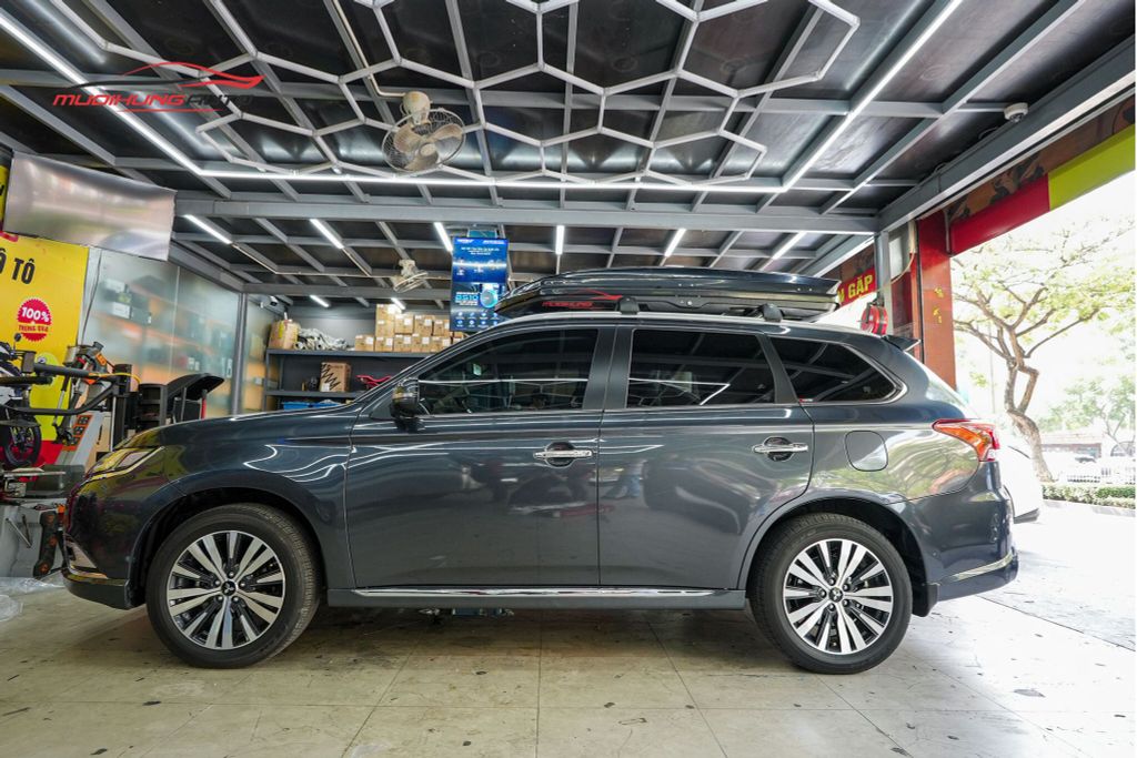 Cốp phi thuyền 700l cho xe Mitsubishi Outlander 2022