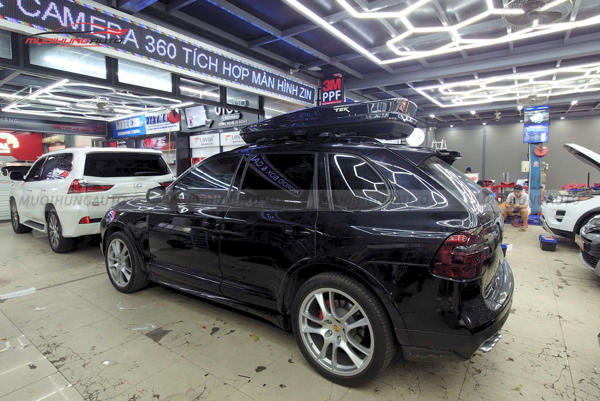 Cốp phi thuyền Porsche Cayenne