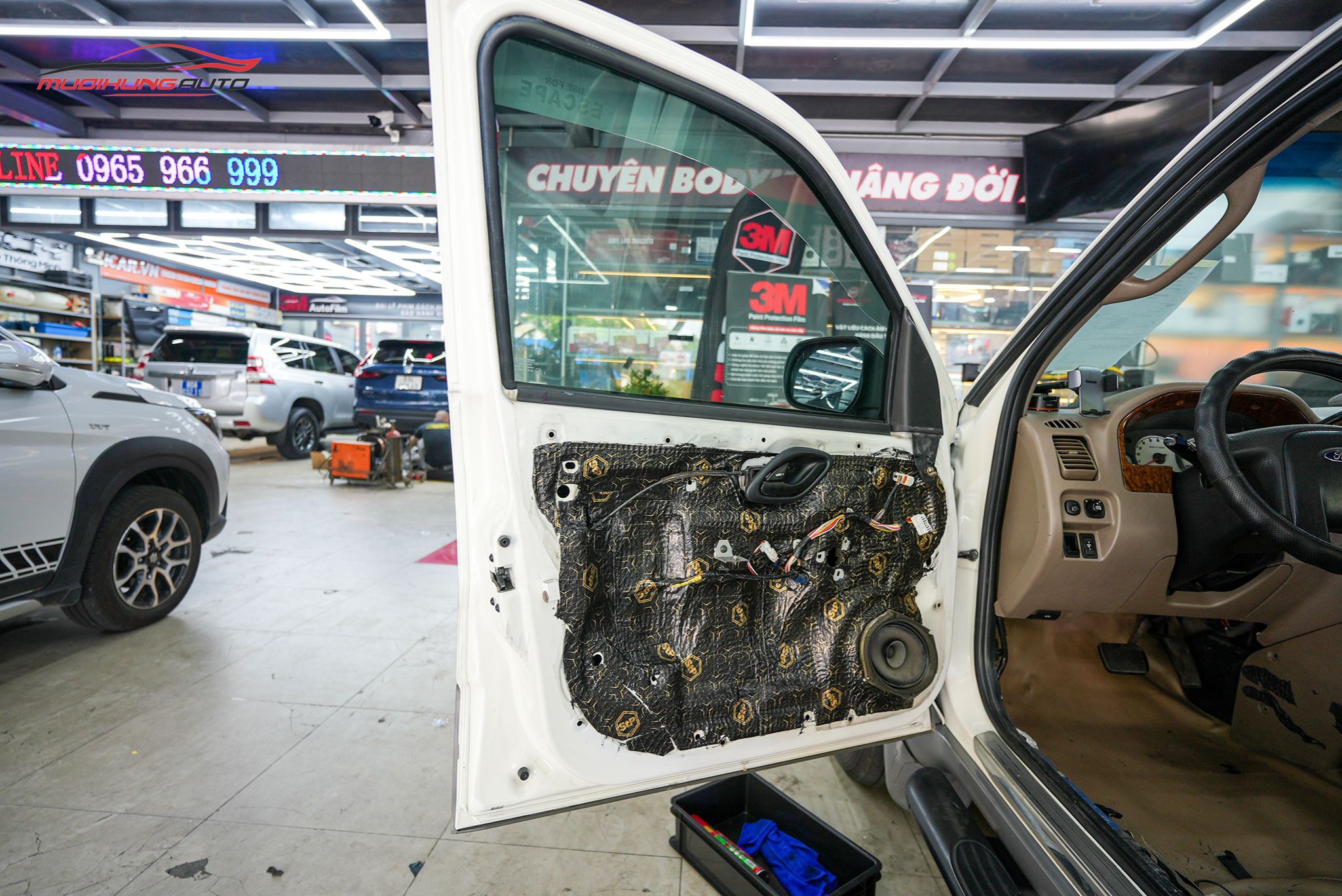 Dán cách âm cho 4 cánh cửa Ford Escape 2002