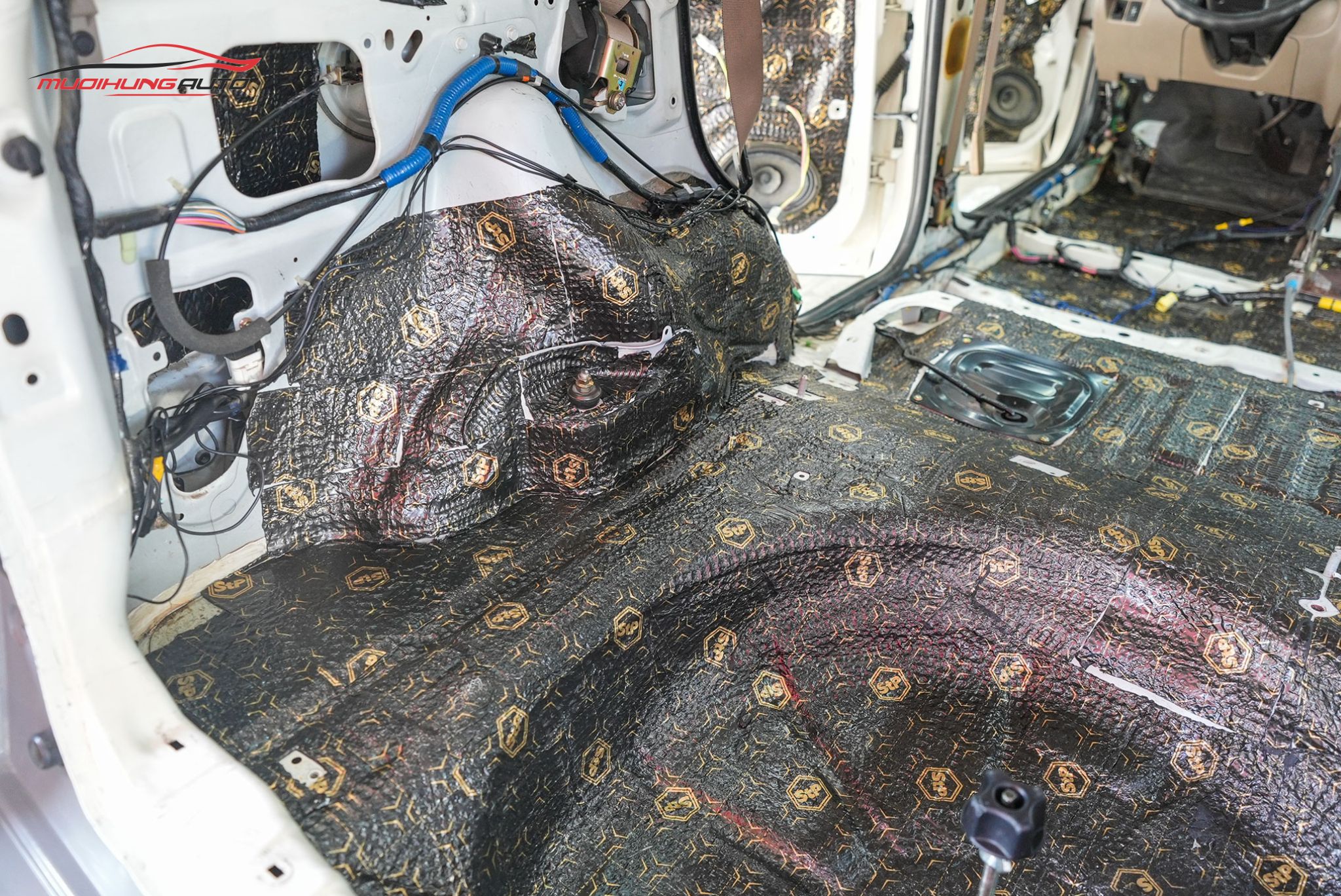 Dán cách âm cho cốp xe Ford Escape 2002